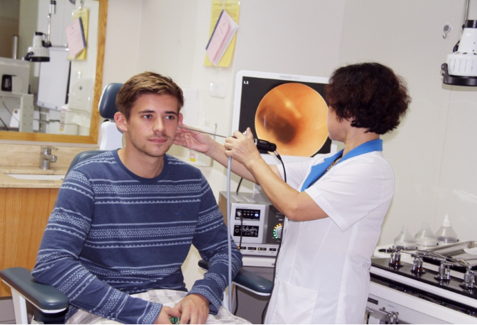 Cách vệ sinh khi bị viêm tai giữa an toàn và hiệu quả nhất