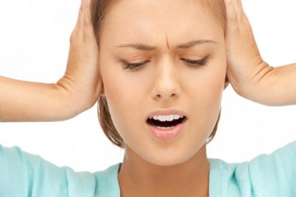 Gặp tình trạng Ù tai, có tiếng kêu trong tai phải làm sao?